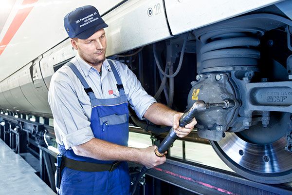 Heres Why Rotary Screw Compressors are Used in the Locomotive Industry